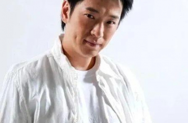 51岁TVB配角邵传勇，2次车祸自毁前程，今娶单亲妈妈很幸福