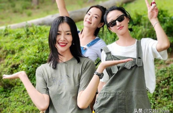 46岁周迅太惊艳，穿红T恤半身裙做饭，罕见大红唇美得让人心动