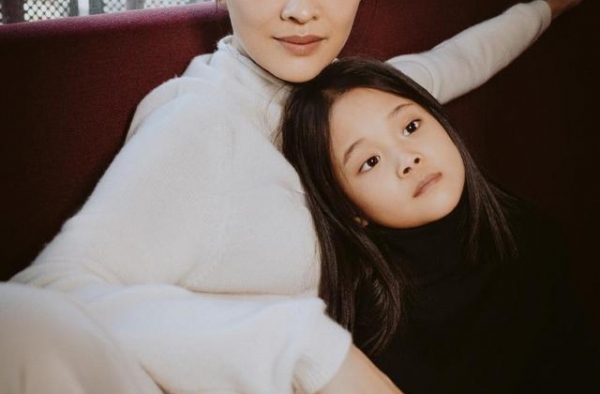 梅婷携儿女拍亲子装，女儿快快长得太像母亲，看颜值不像大龄妈妈