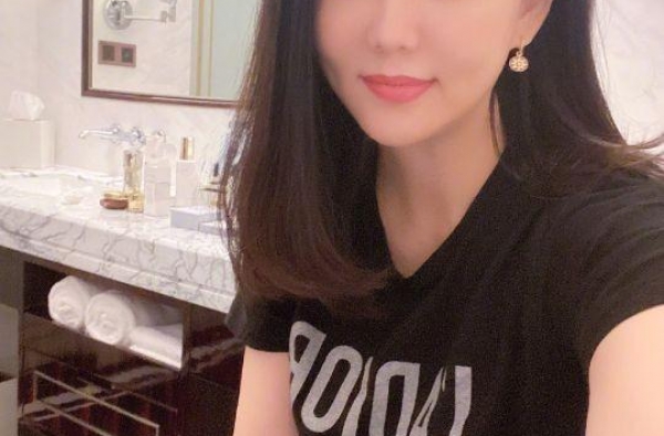 李湘发女儿与自拍照都变了：余生，讨自己开心才是最好的活法