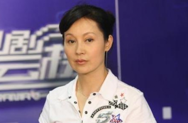 她挤走原配嫁导演，结婚19年不生娃被抛弃，今65岁孤单一人