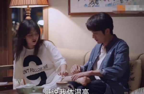谭松韵穿睡裙，拍戏挣扎不方便，张新成帮忙，细节暴露啥叫绅士