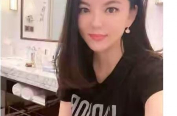 王岳伦出轨风波后，李湘首晒自拍面容消瘦，强颜欢笑惹网友心疼
