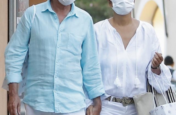 巩俐穿热裤出街获丈夫护驾 甜蜜牵手互望收货满满