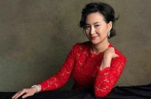 同样是豪门，为什么何超琼能继承家业，何猷君只能包年微博热搜？