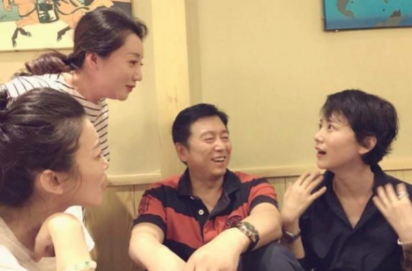 海清主动避嫌，跟黄磊关系好也隔开合影，张棪琰吸取教训举止文雅