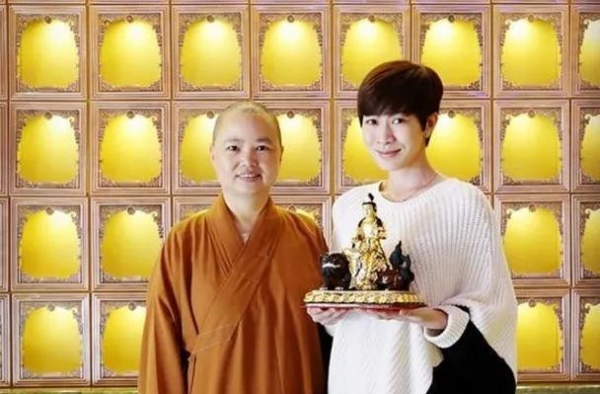 年赚过亿却孤零零！TVB视后被曝上山求姻缘：45岁仍单身未嫁