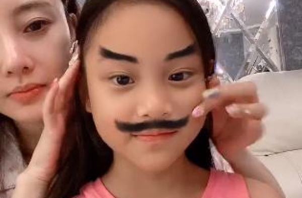 李小璐恶搞女儿视频曝光，被质疑不配做妈妈，甜馨真的可怜吗？
