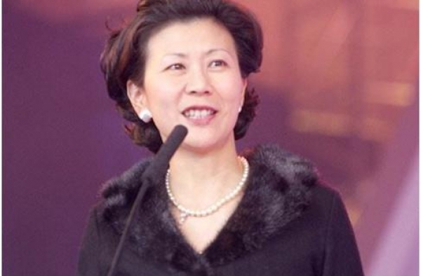 李嘉诚罕见携59岁女友亮相，俩人交往27年恩爱如初