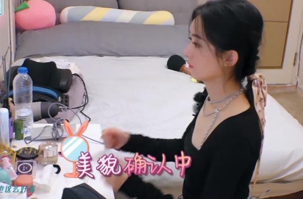 赵丽颖又被批没素质？吃完甜品吐回碗里，小动作难掩真实习惯