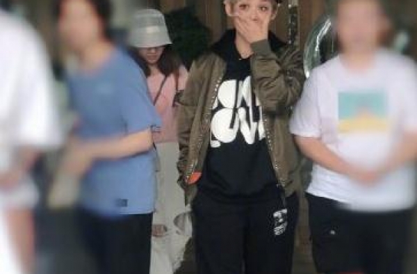 48岁宁静近照，暴瘦明显撞脸何炅，自嘲练舞胸围缩水像爷们儿