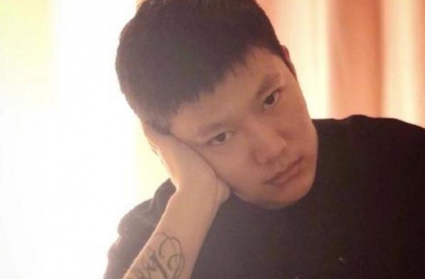 他破坏别人家庭，如今落魄酒吧驻唱维持生计，却被骂到愤然离场？