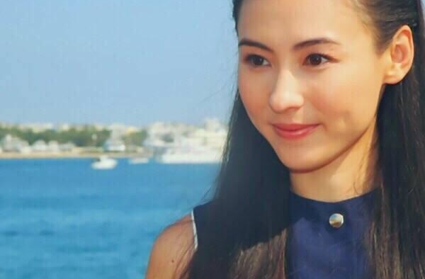 张柏芝晒肚证实怀四胎是谣言，但是意外的曝光了自己的小儿子