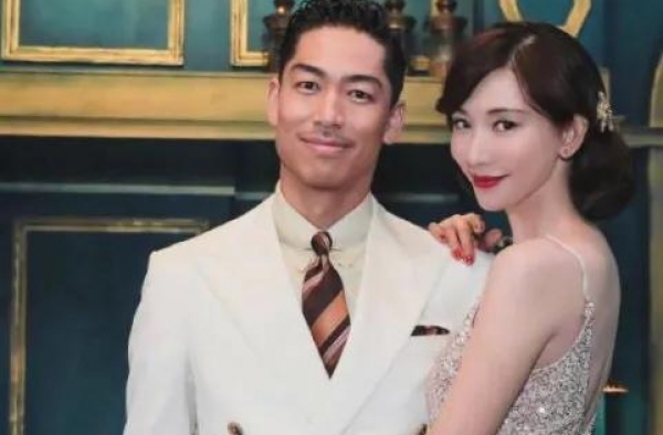 林志玲被老公护着像小女孩，老公衣着很日系，志玲黑纱遮面很温柔
