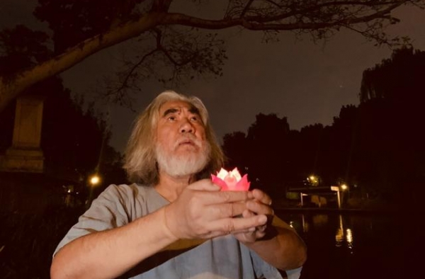 张纪中身旁跟神秘儿童，曾亲密抱另一小孩合影，69岁被疑老来子