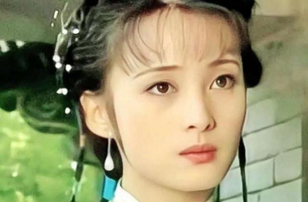 蒋勤勤新剧要爆！官宣海报穿绿色旗装发型好老气，年轻时美貌罕有