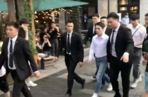 明星出行排场大？李佳琦保镖直接推开不知情路人
