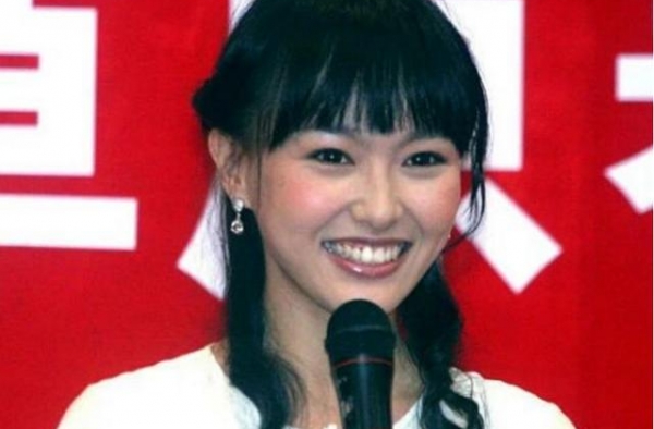 她们刚出道最真实的容颜，娜扎没变化，杨幂脸型嫩牛五方