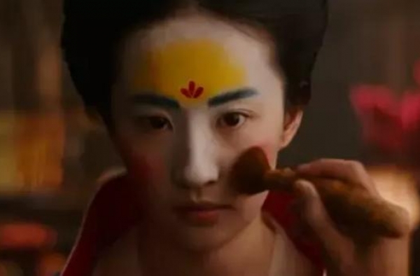 《花木兰》遭观众吐槽：祠堂里挂红灯笼，军营门口立雕像，太扯