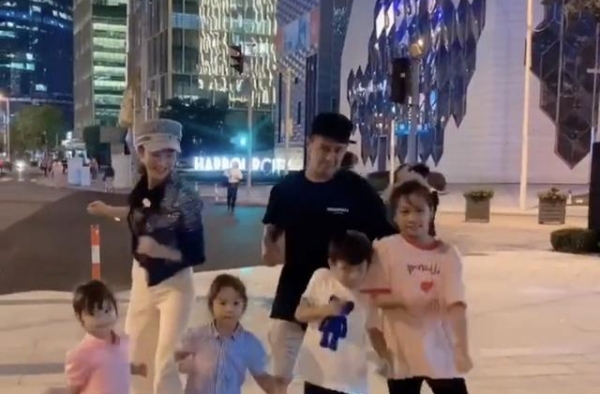 陈浩民一家6口出镜，从豪宅撤离显落魄，妻子躺病床直播却不讨好