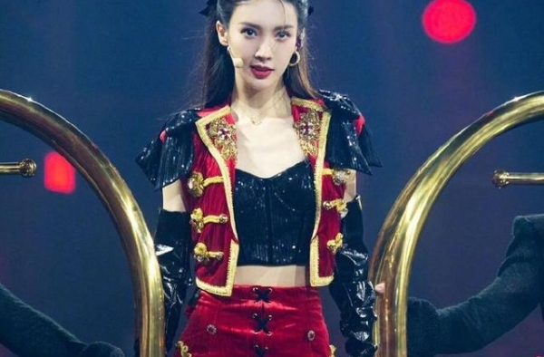 金晨没成团，第二天还是她生日，张歆艺：朝阳区第一美人，抱抱