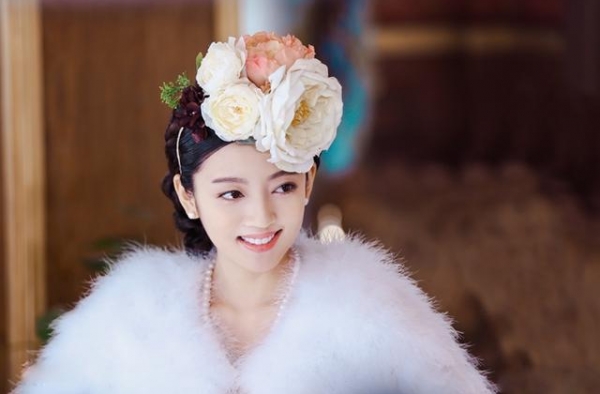 没名气女演员只能捡旧？“唐灿”裙子项链包全是上一个剧组用过的