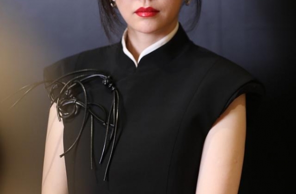 张靓颖黑色旗袍装酷感冷艳 吴昕穿吊带裙笑容甜美
