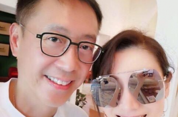 李嘉欣许晋亨合影秀恩爱，意外曝光豪宅内景，豪宅面积令人咂舌