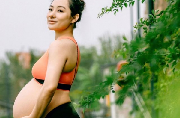 刘璇晒二胎孕肚倒立劈叉照，网友感叹：不愧是奥运冠军