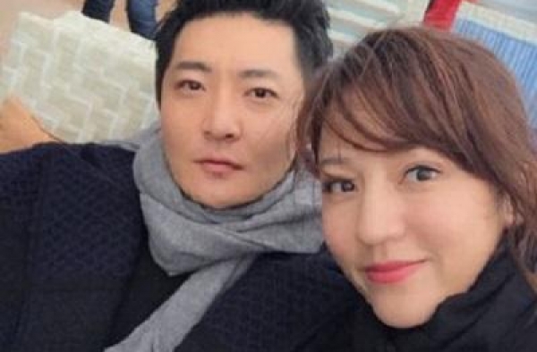 郭京飞带妻儿外出度假，鲍莉身材发福星味全无，8岁儿子身高优越
