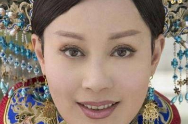 她挤走原配嫁导演，结婚19年不生娃被抛弃，如今65岁仍单身