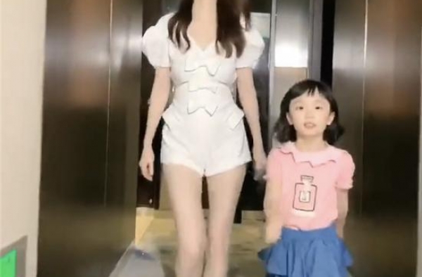洪欣懒理婚变传闻与女儿跳舞 身材纤细长腿抢镜
