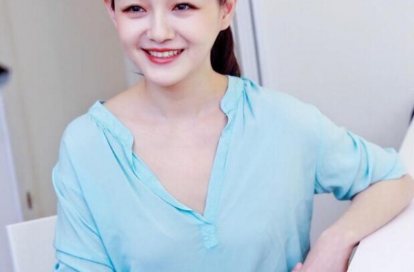 神仙颜值！大S麻花辫配黄裙美出新高度，微微发福上镜更好看