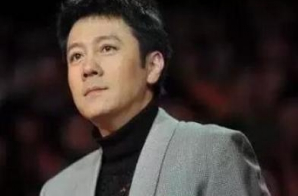 他21次荣登春晚舞台，被富婆追8年才结婚，如今儿子成他的骄傲