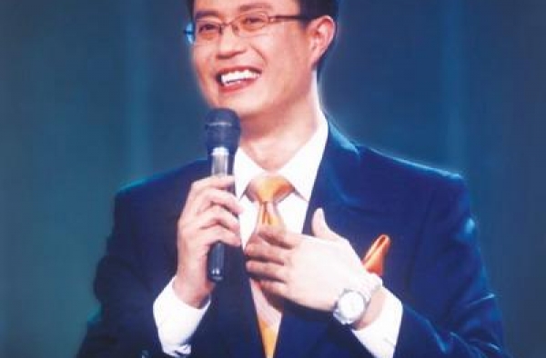 央视主持白燕升，新婚9月妻子成瘫痪，24年不离不弃今儿女双全