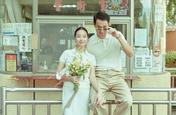 “准爸爸”杨祐宁发文晒与妻子合照 宣布结婚喜讯