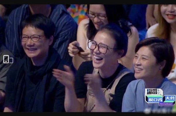 马思纯近况，素颜现身又被骂胖，身旁妈妈神似蒋雯丽