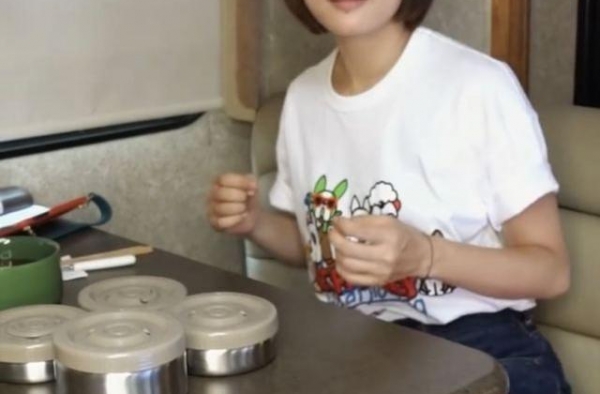 孙俪吃白丸子，称有个女演员看了眼她的饭就走了，说的是杨超越？