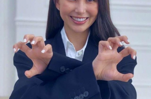 昆凌为啥总是坚持化“浓妆”？当看到她淡妆模样，周杰伦都不敢认