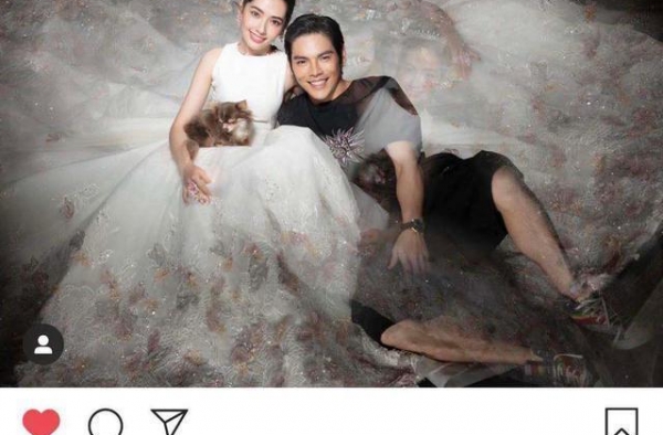 向佐庆与郭碧婷结婚一周年，晒结婚照惊现第三张脸
