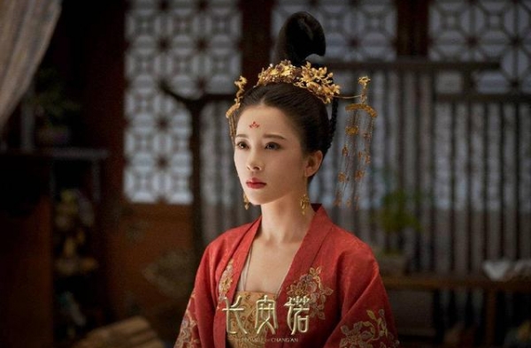 同是欢瑞艺人，成毅2部男主剧连播，张睿断档3年后只能演配角