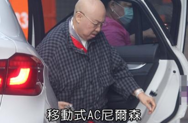 39岁皈依佛门，69岁戴10克拉钻戒穿500万袈裟，捞金百万
