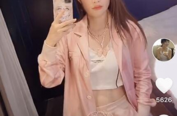 李小璐衣服月销仅26套，李湘直播大翻车，明星带货不给力了？