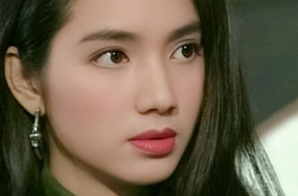 49岁洪欣华丽转身！稍微一打扮就美得霸屏，优越身材比例惹人羡