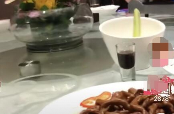 王力宏带妻子饭局闷头只顾吃，娇妻李靓蕾温柔大方，生三胎身材好
