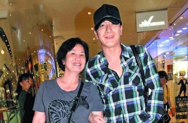 TVB视帝为了陪妈妈，刻意减少拍戏机会，结婚却被指是为了冲喜