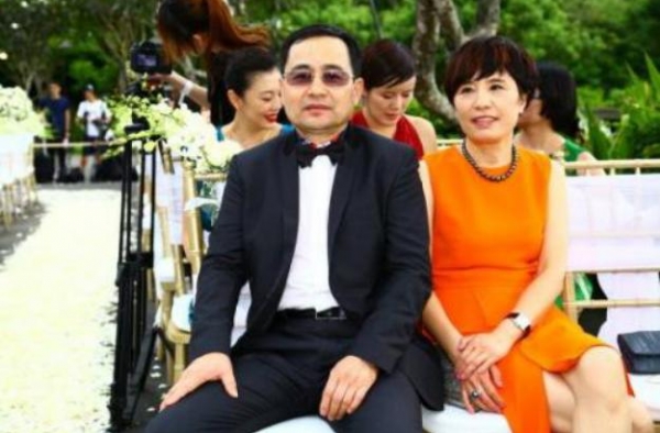 杨幂的脸盘和她母亲真像，鼻子更像是一个模子刻出来的，基因真好
