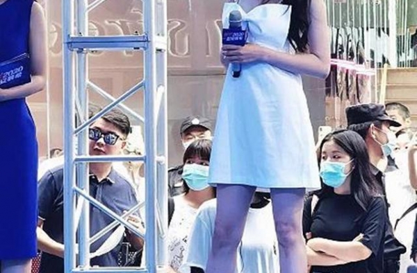 女明星生图下的腿，热巴关晓彤还好，看到唐嫣：羡慕却也来不及啊