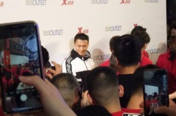 谢霆锋现身活动魅力十足，保镖帮忙开路，女粉丝的举动太疯狂