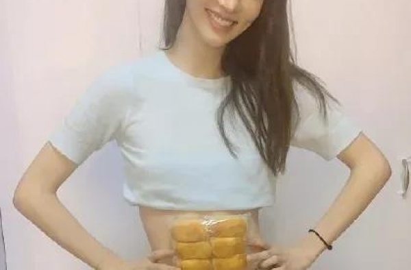 靠完美腹肌上热搜，一人吊打十个韩团的她，居然被人说没胸没臀？